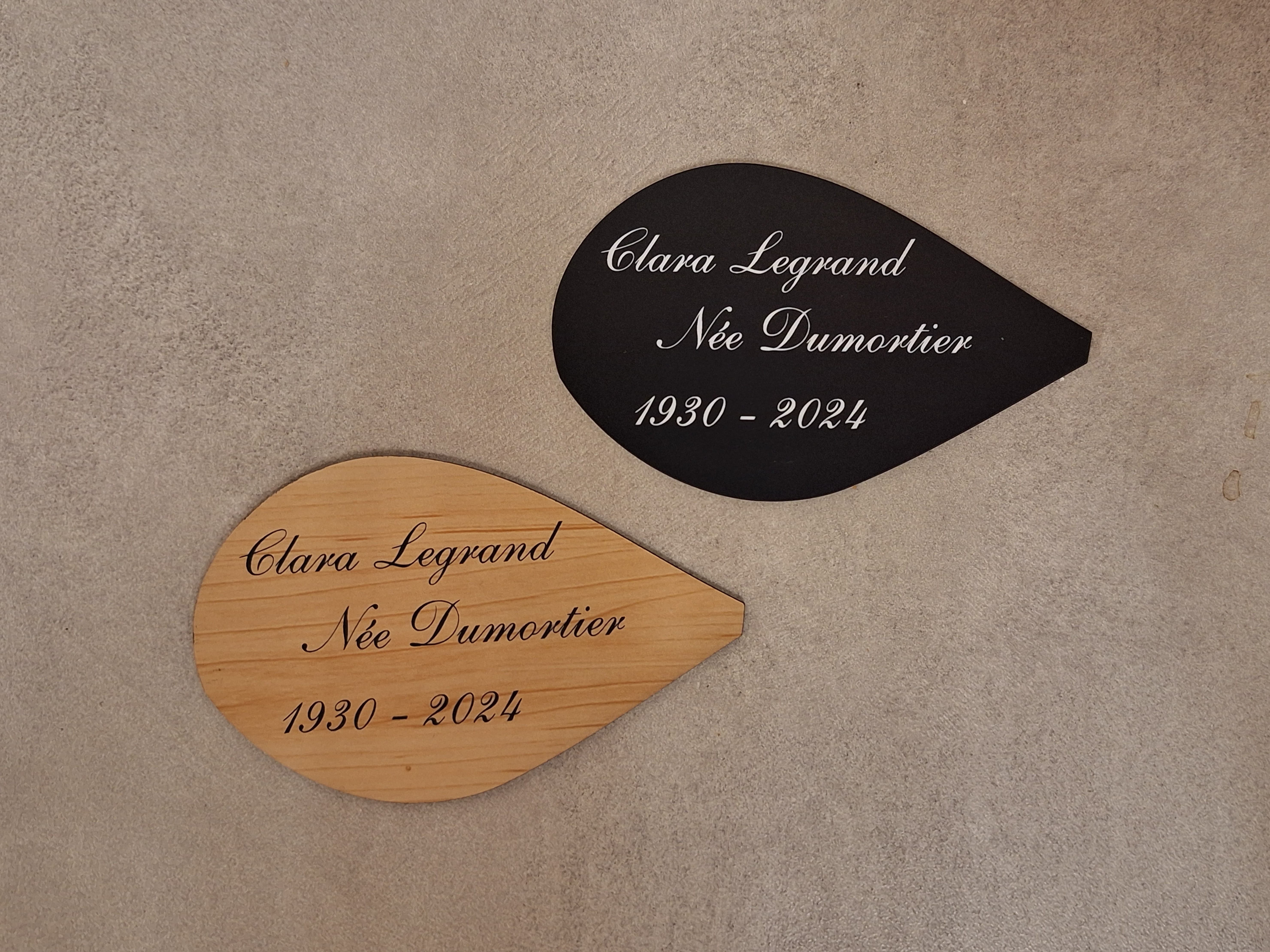 Arbre de mémoire et plaque cinéraire en forme de feuille