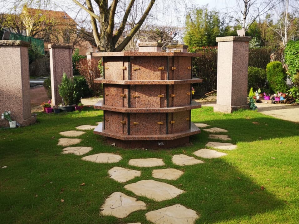 Columbarium 24 cases Polyfloral en granit Rose de Bretagne