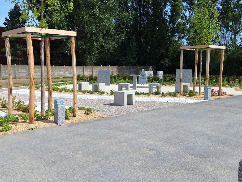 Espace cinéraire avec cavurne et jardin du souvenir