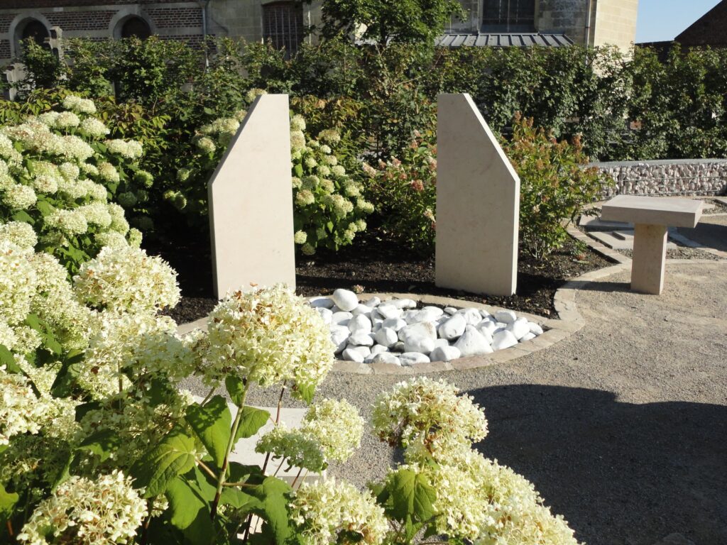 Jardin du souvenir en pierre de comblanchien création VGS-ART