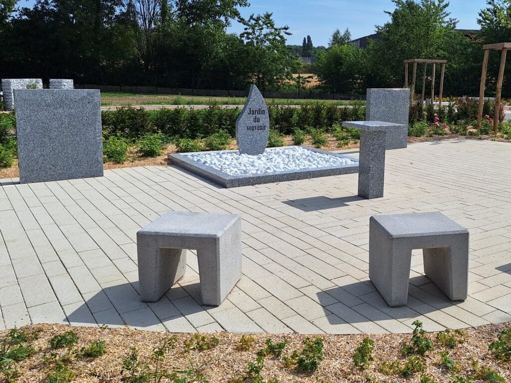 Jardin du souvenir en granit gris du Tarn