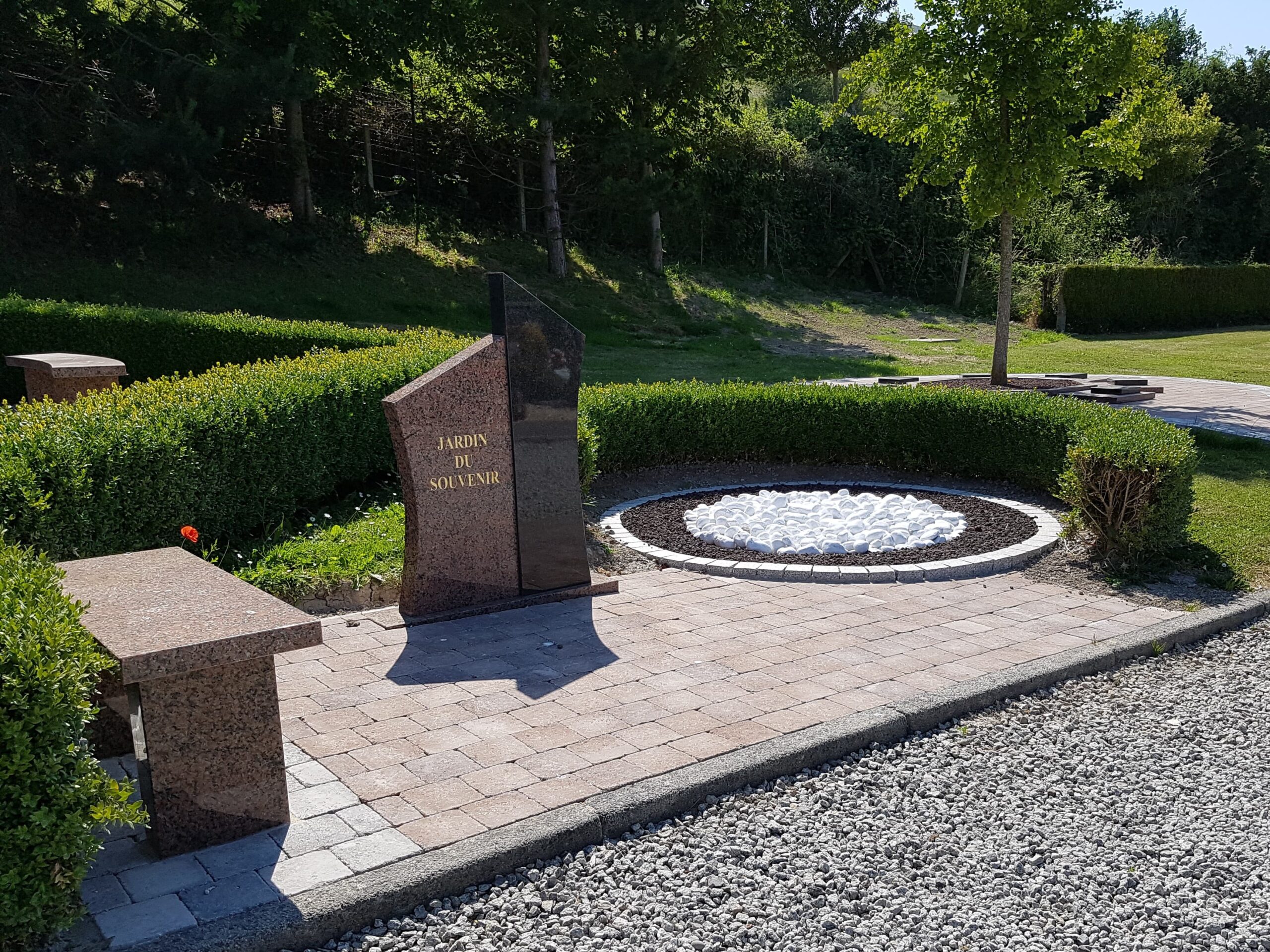 Jardin du souvenir paysager avec stèle Memoria
