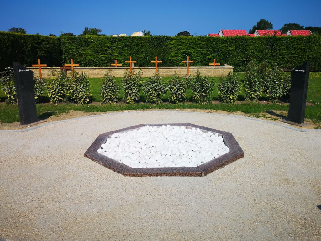 Jardin du souvenir avec recouvrement de galets blancs