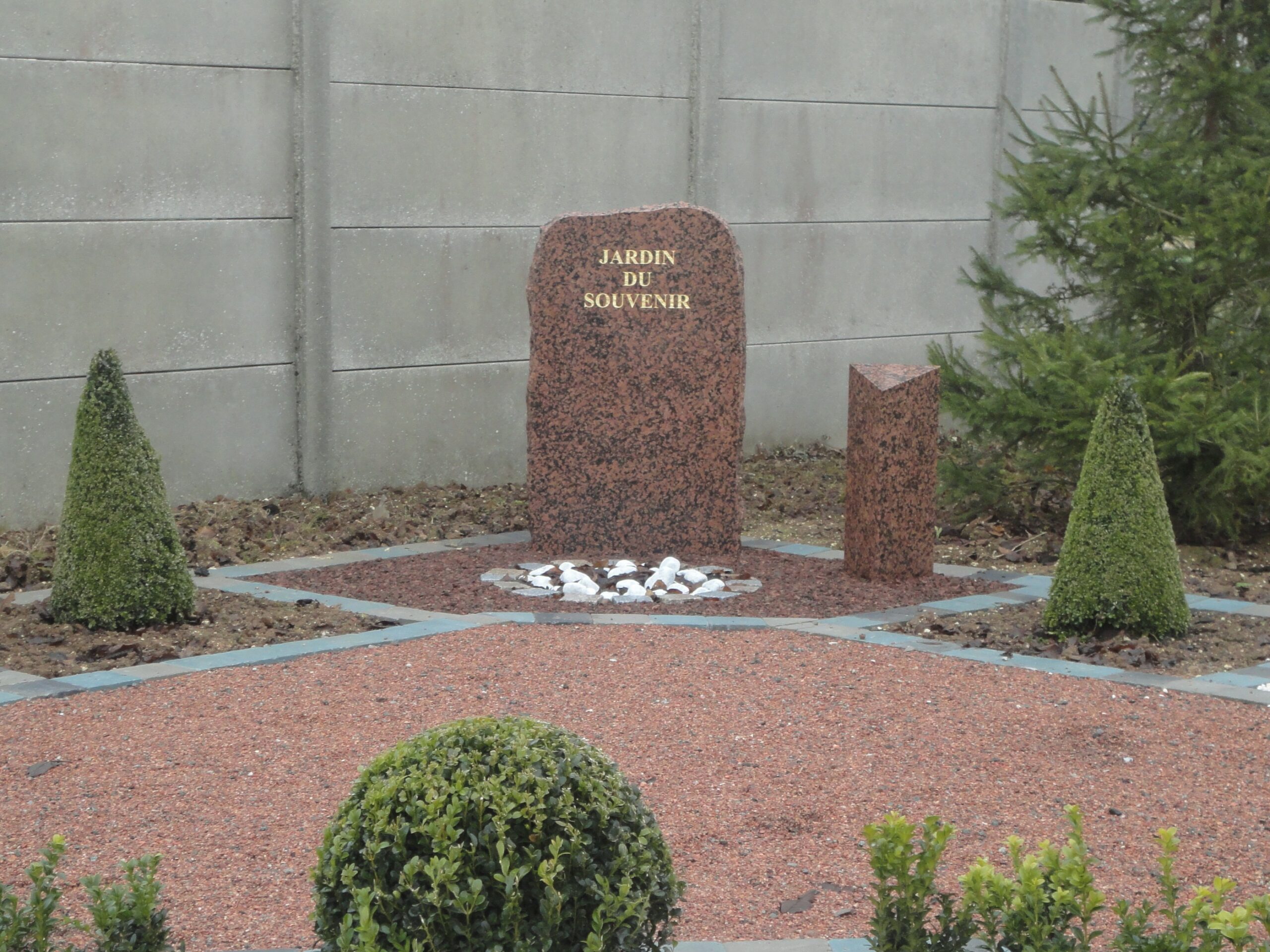 Jardin du souvenir avec stèle en granit rose de Bretagne