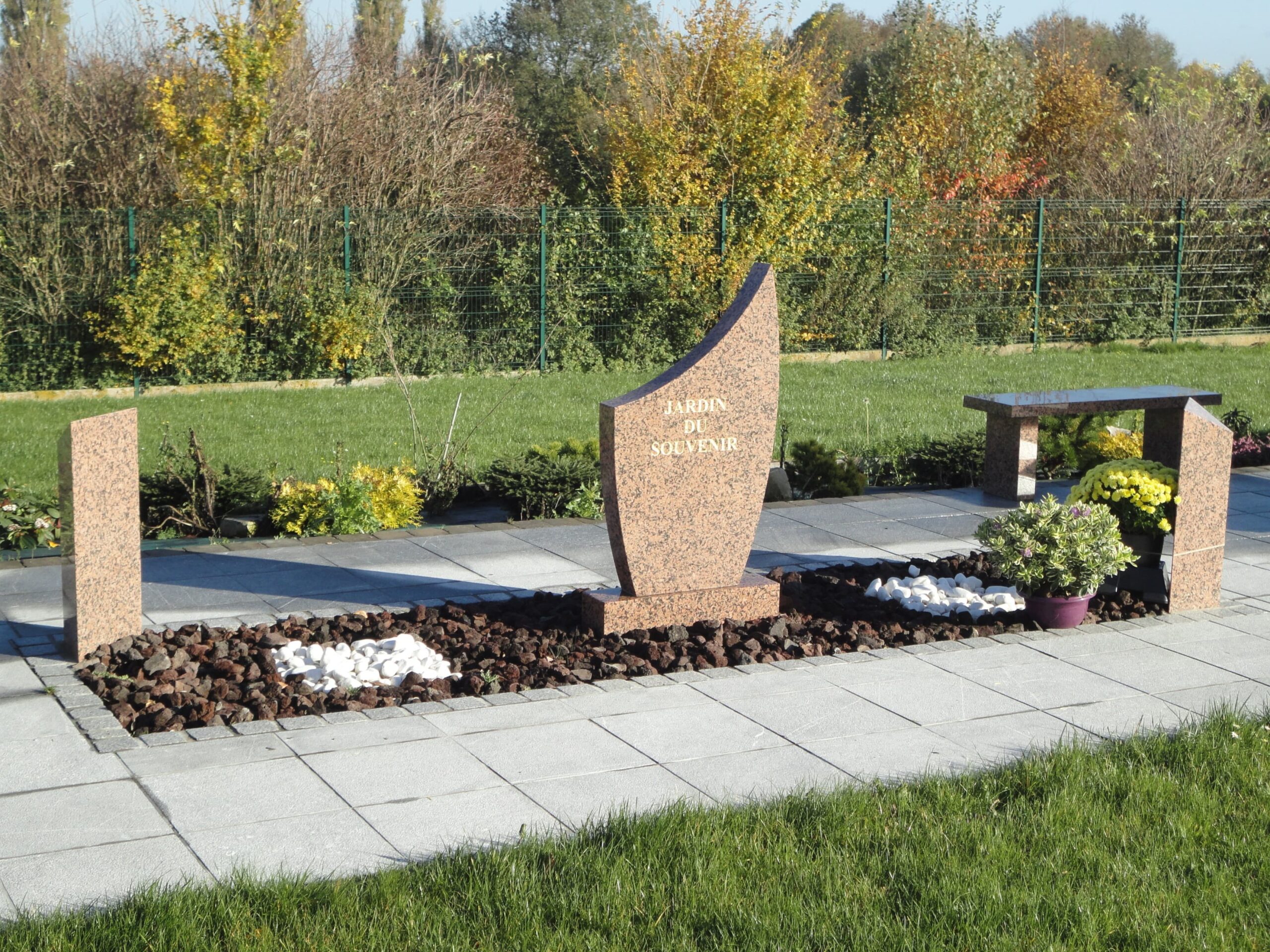 Jardin du souvenir stèle Lune eb granit rose de Bretagne