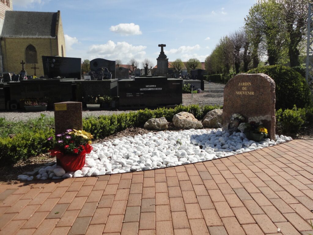 Jardin du souvenir stèle Rocher en granit rose de Bretagne