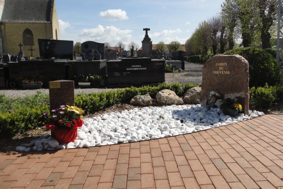 Jardin du souvenir stèle Rocher en granit rose de Bretagne