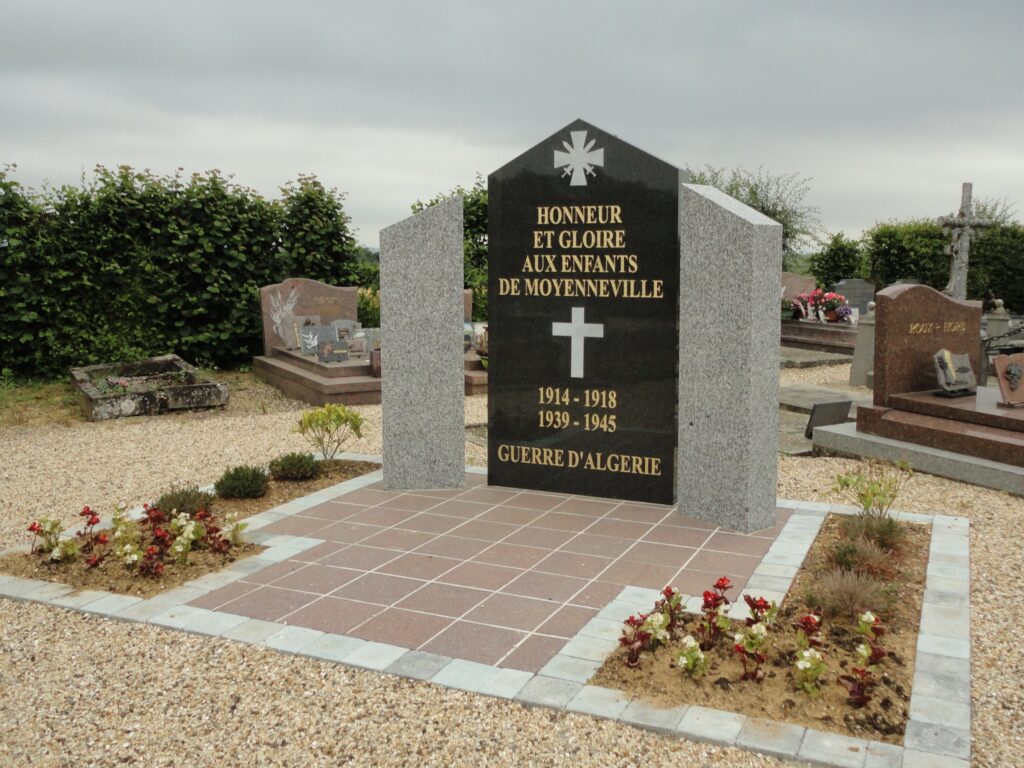 Monument aux morts en granit du Tarn