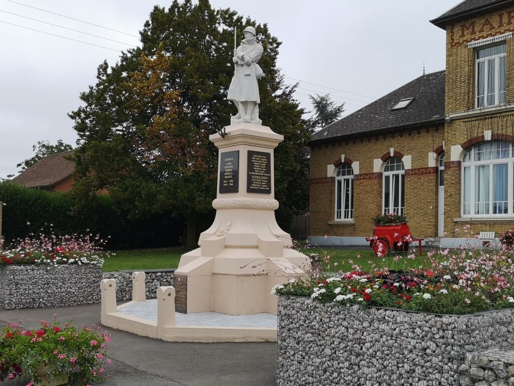 Monument aux morts avec gravure sur granit