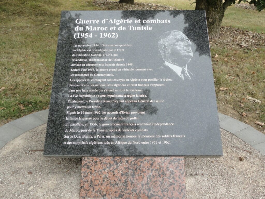 Monument commémoratif avec gravure artisanale