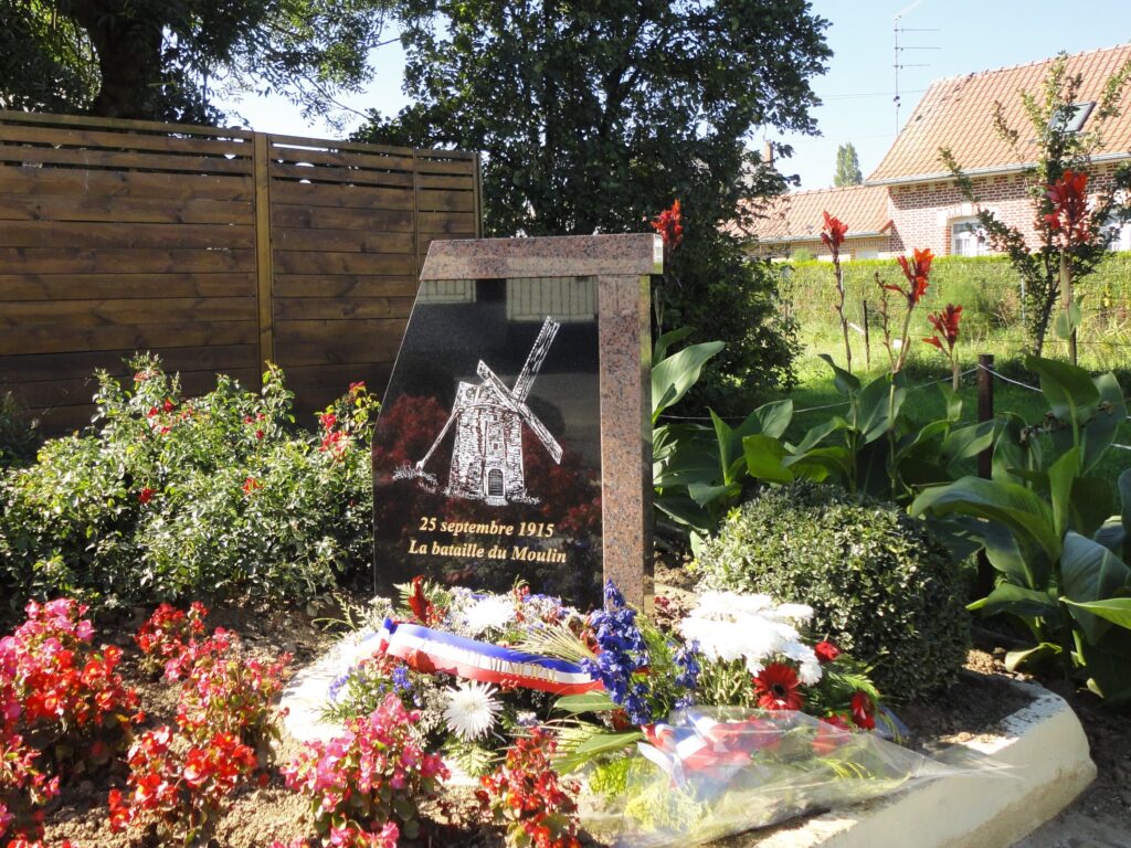 Monument commémoratif avec gravure en granit français