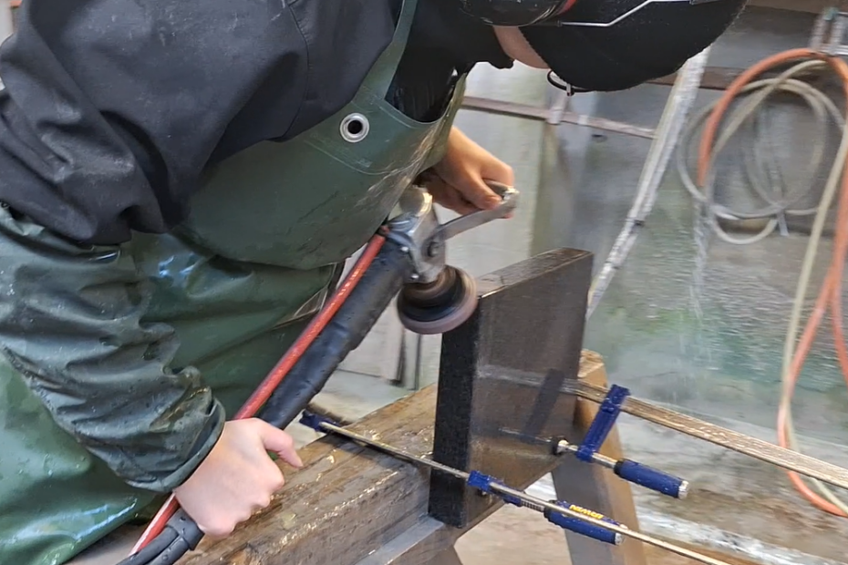 Polissage manuel des chants pour columbarium