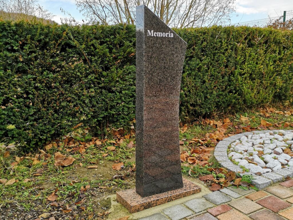 Stèle de remarques Memoria courbe