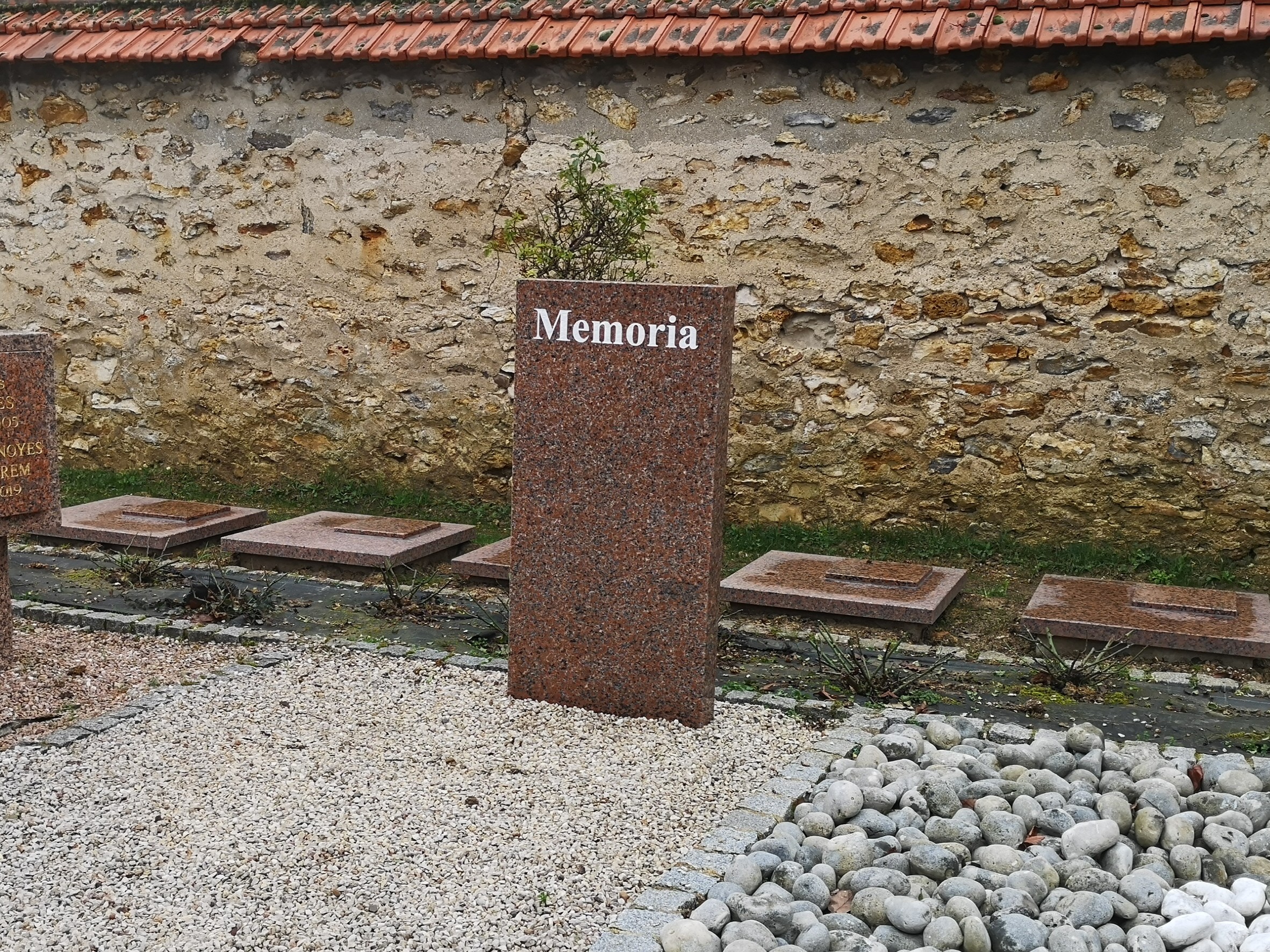 Stèle de remarques Memoria en granit rose de Bretagne