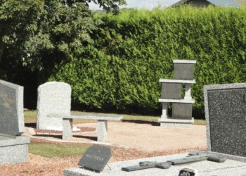 Columbarium 3 cases modèle Pilare en granit du Tarn