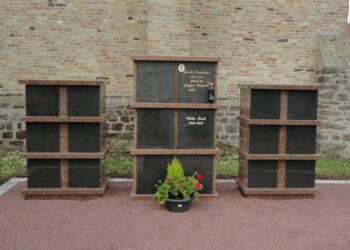 Columbarium Classiflor 12 cases en granit rose Clarté de Bretagne