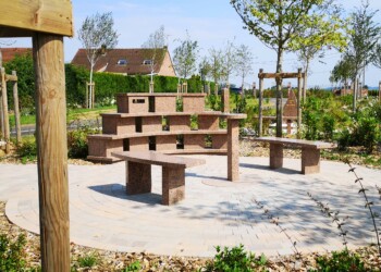 columbarium-courbe-banc-table-fabrication-francaise Columbarium courbe avec table et blanc de fabrication française