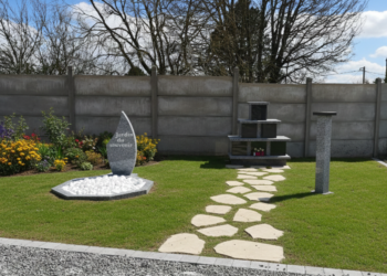 Columbarium Ecoflor avec jardin du souvenir en granit du Tarn