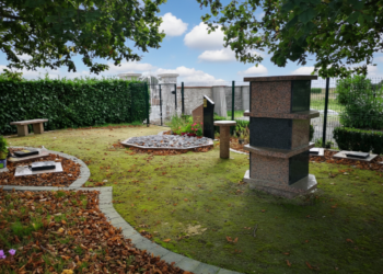 Columbarium Intimiste avec un jardin du souvenir et un banc