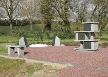 Columbarium Pilare 6 cases en granit gris du Tarn