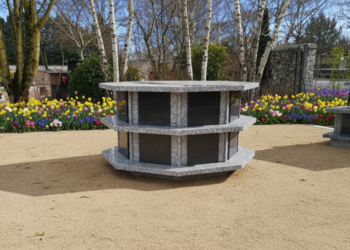 Columbarium Polyfloral de 16 cases en granit gris du Tarn