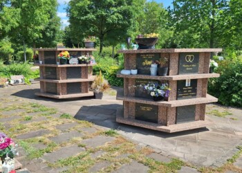 Columbarium Polyfloral 18 cases en granit rose de Bretagne