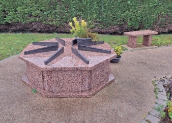 Columbarium Polygonum 8 familles en granit rose de Bretagne