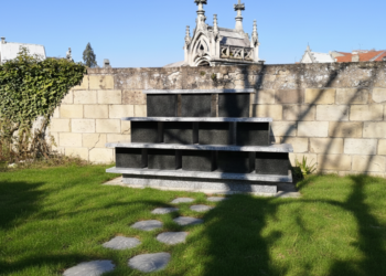 Columbarium Sérénité droit 12 familles en granit du Tarn