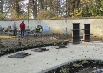 Columbarium Totem avec cavurnes en granit français