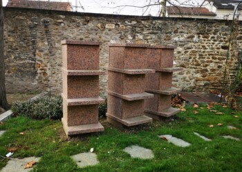 Columbarium Totem simple face en granit rose de Bretagne
