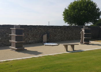 Jardin du souvenir avec columbarium Floralys en granit français