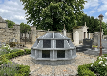 Columbarium 16 cases DÔME en granit du Tarn