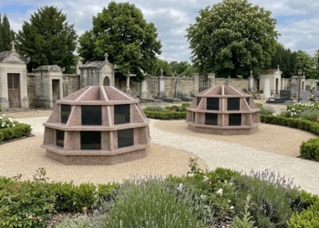 Columbarium DÔME 32 cases dans un aménagement paysager